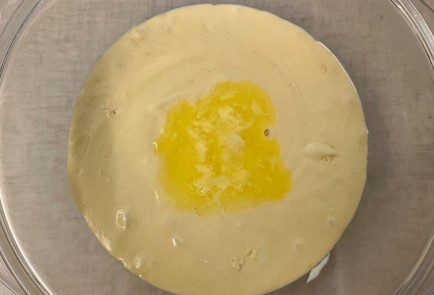 Фото шага рецепта Молочный бисквит с творогом яблоками и бананами 175695 шаг 3  