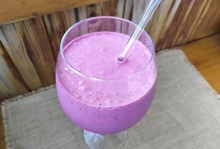 Фото шага рецепта Молочный коктейль с черной смородиной 189447 шаг 10  