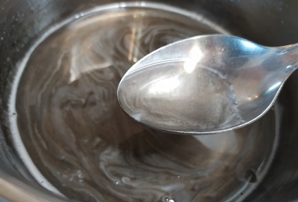 Фото шага рецепта Молочный коктейль с черной смородиной 189447 шаг 2  