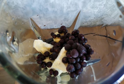 Фото шага рецепта Молочный коктейль с черной смородиной 189447 шаг 5  