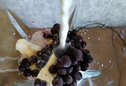 Фото шага рецепта Молочный коктейль с черной смородиной 189447 шаг 6  