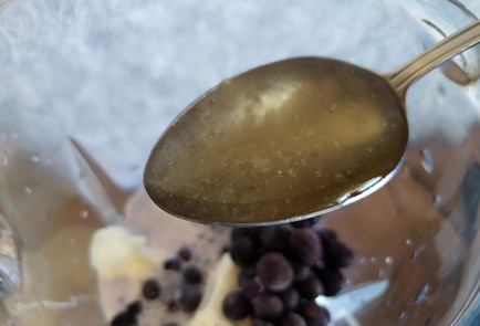 Фото шага рецепта Молочный коктейль с черной смородиной 189447 шаг 7  