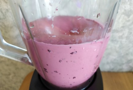 Фото шага рецепта Молочный коктейль с черной смородиной 189447 шаг 8  