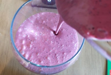 Фото шага рецепта Молочный коктейль с черной смородиной 189447 шаг 9  