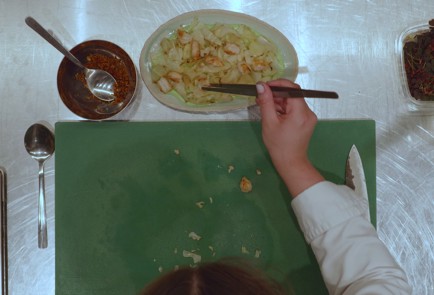 Фото шага рецепта Молодая капуста с креветками йогуртом и травами 153082 шаг 10  