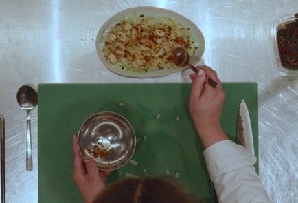 Фото шага рецепта Молодая капуста с креветками йогуртом и травами 153082 шаг 11  