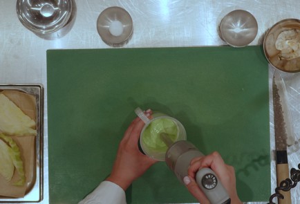 Фото шага рецепта Молодая капуста с креветками йогуртом и травами 153082 шаг 5  