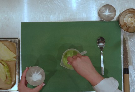 Фото шага рецепта Молодая капуста с креветками йогуртом и травами 153082 шаг 6  