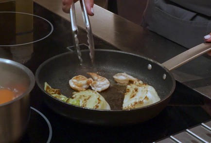 Фото шага рецепта Молодая капуста с креветками йогуртом и травами 153082 шаг 7  