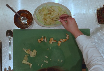 Фото шага рецепта Молодая капуста с креветками йогуртом и травами 153082 шаг 9  