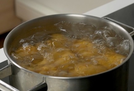 Фото шага рецепта Молодая картошка в духовке 151132 шаг 1  