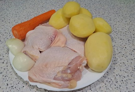 Фото шага рецепта Молодой картофель в духовке с курицей 189512 шаг 1  