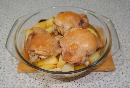 Фото шага рецепта Молодой картофель в духовке с курицей 189512 шаг 10  