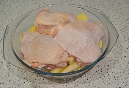 Фото шага рецепта Молодой картофель в духовке с курицей 189512 шаг 7  