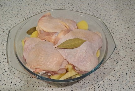 Фото шага рецепта Молодой картофель в духовке с курицей 189512 шаг 8  