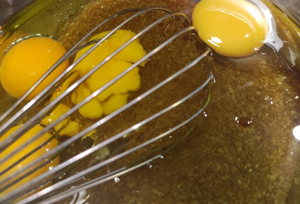 Фото шага рецепта Морковный кекс с изюмом и корицей 151938 шаг 2  