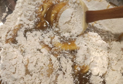 Фото шага рецепта Морковный кекс с изюмом и корицей 151938 шаг 3  