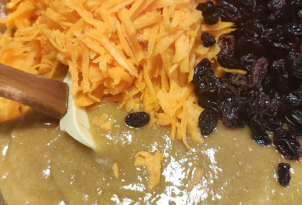 Фото шага рецепта Морковный кекс с изюмом и корицей 151938 шаг 5  