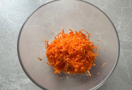 Фото шага рецепта Морковные маффины 190260 шаг 2