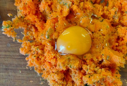 Фото шага рецепта Морковные оладьи на рисовой муке 189832 шаг 3  