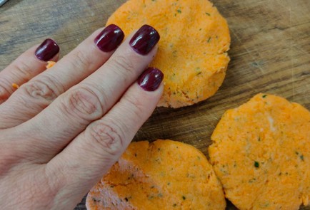 Фото шага рецепта Морковные оладьи на рисовой муке 189832 шаг 9  