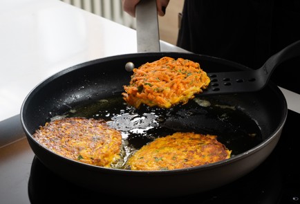 Фото шага рецепта Морковные оладьи с соленым йогуртом 151098 шаг 4  