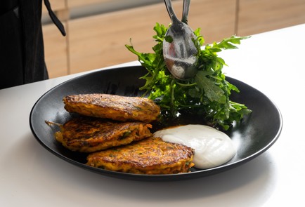 Фото шага рецепта Морковные оладьи с соленым йогуртом 151098 шаг 7  