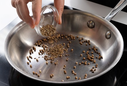 Фото шага рецепта Морковные оладьи с зирой и кориандром 139898 шаг 2  