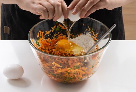 Фото шага рецепта Морковные оладьи с зирой и кориандром 139898 шаг 4  