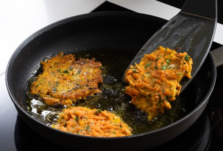 Фото шага рецепта Морковные оладьи с зирой и кориандром 139898 шаг 5  