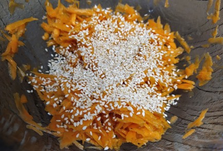 Фото шага рецепта Морковный салат с кунжутом 189449 шаг 9  