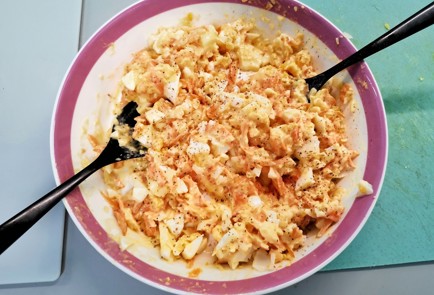 Фото шага рецепта Морковный салат с сыром и яйцом 140173 шаг 11  