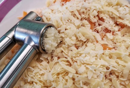 Фото шага рецепта Морковный салат с сыром и яйцом 140173 шаг 6  