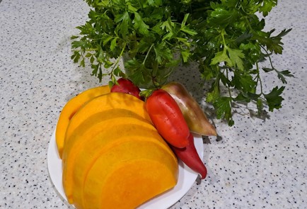 Фото шага рецепта Мороженая тыква с петрушкой и сладким перцем на зиму 187982 шаг 1