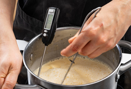 Фото шага рецепта Мороженое с орехом пекан и соленой карамелью 189263 шаг 4