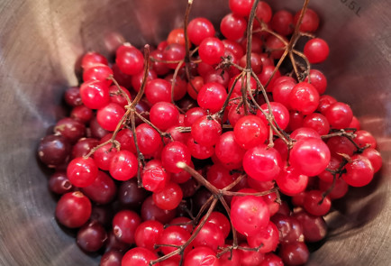 Фото шага рецепта Морс из клюквы и калины с лемонграссом 151765 шаг 2  