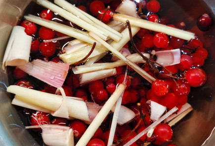 Фото шага рецепта Морс из клюквы и калины с лемонграссом 151765 шаг 5  