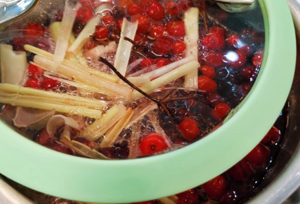 Фото шага рецепта Морс из клюквы и калины с лемонграссом 151765 шаг 7  