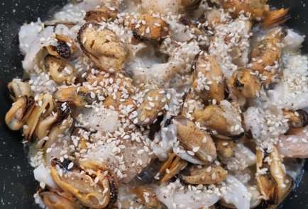 Фото шага рецепта Морской коктейль на сковороде 174123 шаг 4  