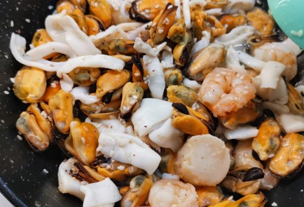 Фото шага рецепта Морской коктейль на сковороде 174123 шаг 5  