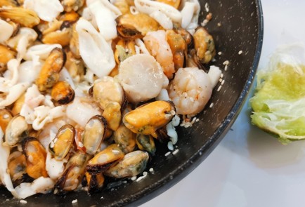 Фото шага рецепта Морской коктейль на сковороде 174123 шаг 7  