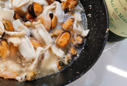 Фото шага рецепта Морской коктейль на сковороде 174123 шаг 8  