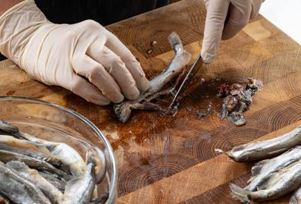 Фото шага рецепта Мойва на сковороде потурецки 189275 шаг 2  