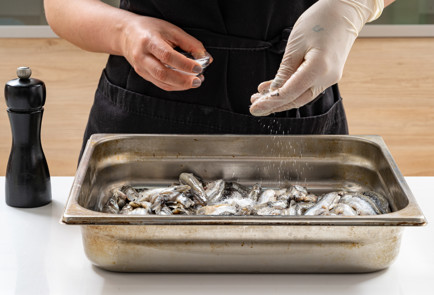 Фото шага рецепта Мойва на сковороде потурецки 189275 шаг 3  