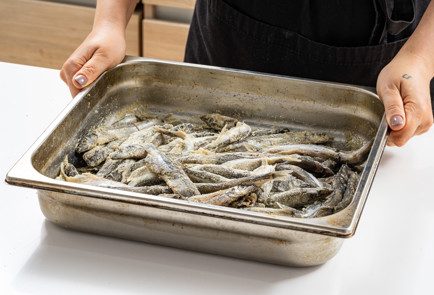 Фото шага рецепта Мойва на сковороде потурецки 189275 шаг 4  