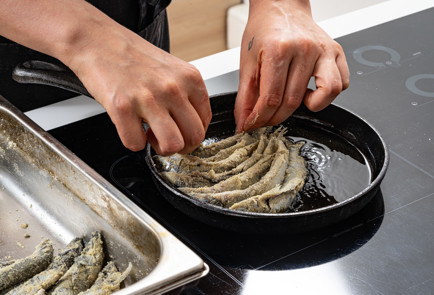 Фото шага рецепта Мойва на сковороде потурецки 189275 шаг 6  