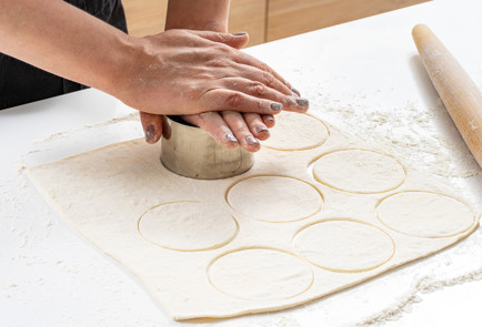 Фото шага рецепта Мойва в духовке на слоеном тесте 189276 шаг 2  