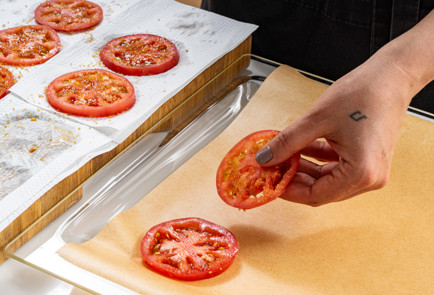 Фото шага рецепта Мойва в духовке на слоеном тесте 189276 шаг 4  