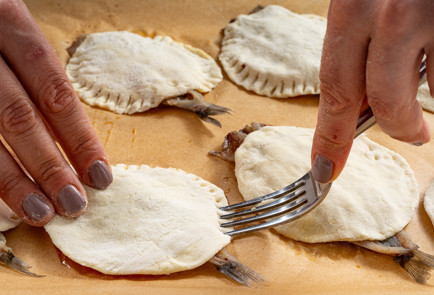 Фото шага рецепта Мойва в духовке на слоеном тесте 189276 шаг 7  