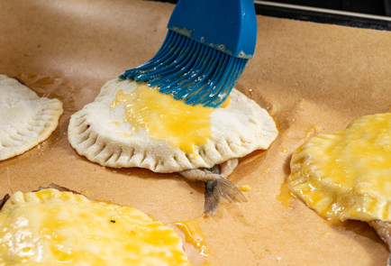 Фото шага рецепта Мойва в духовке на слоеном тесте 189276 шаг 8  